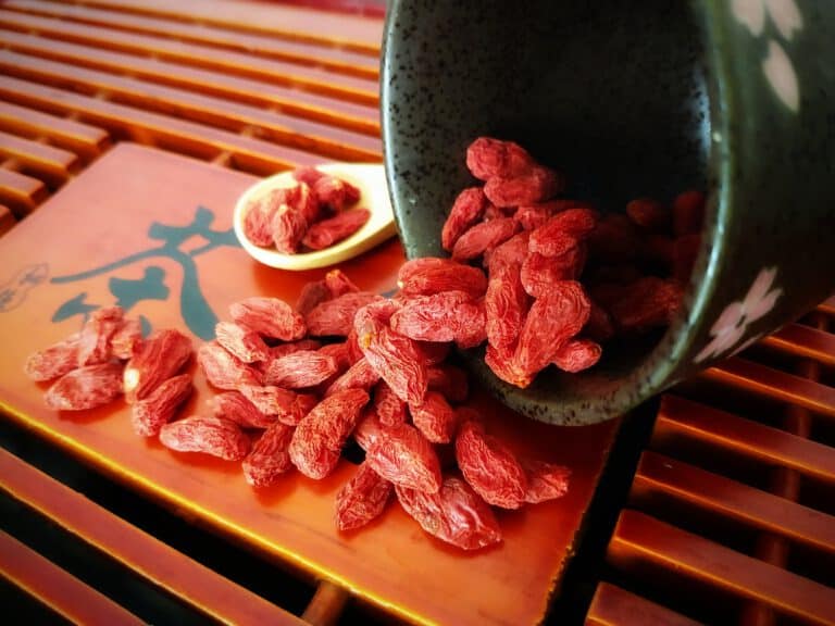 goji bessen bio uit een thee kopje gepresenteerd