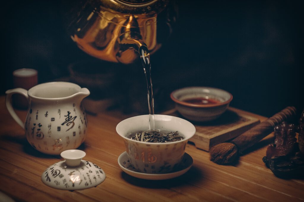 thee geschonken uit een gouden kan in een authentieke setting