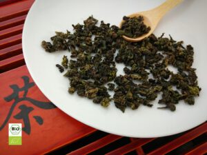 tie guan yin bio groene oolong thee gepresenteerd op een bord